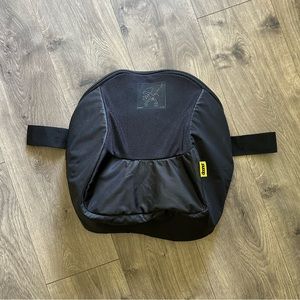 Doona snap on storage bag.